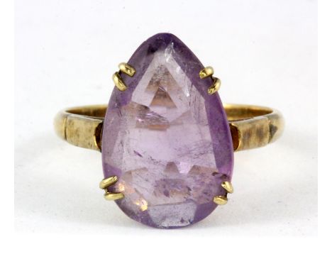 A 9ct yellow gold pear cut amethyst set ring, (M.5).