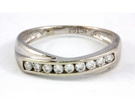 A 9ct white gold stone set crossover ring, (Q.5).