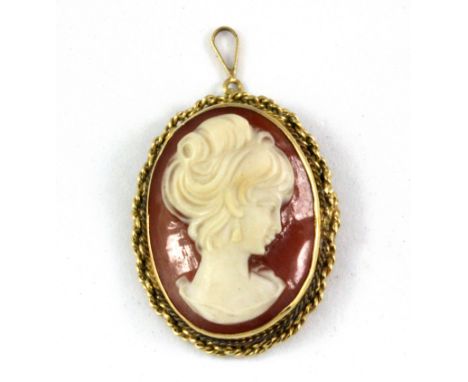 An 18ct yellow gold (stamped 750) mounted cameo set pendant, L. 3.5cm.