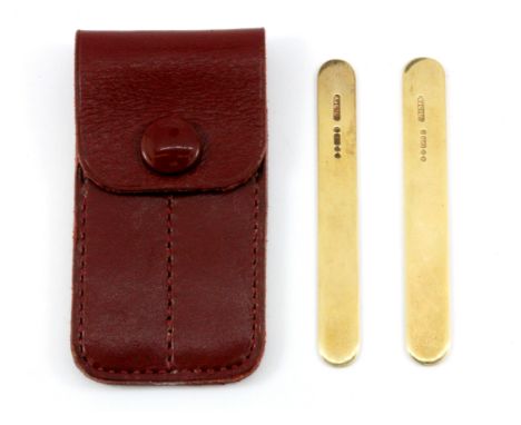 A pair of 9ct yellow gold boxed collar stays, L. 5cm&nbsp;W. 4.2g.