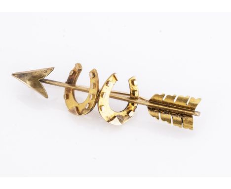 A 15ct gold double horse shoe and arrow brooch, the pair of shoes with arrow shaft on a pin back, 4.8cm long 3g
