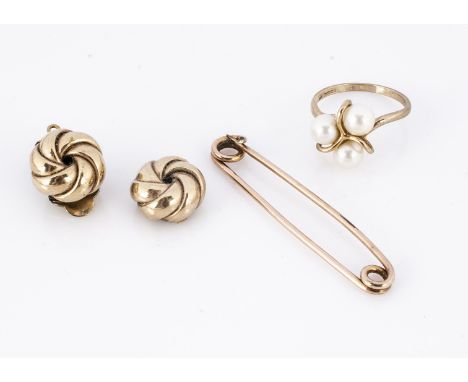 A 9ct gold pin brooch, 1.3g together with a 9ct gold pearl ring, and a pair of knot ear studs, gold weight 3.3g