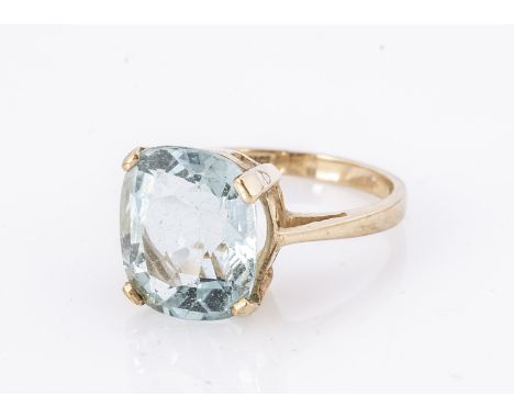 A 9ct gold aqua marine dress ring, mixed oval cut in claw setting, ring size K, aqua 4.5cts, 3.3g