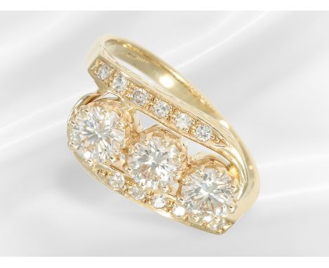 Ring: schöner Damenring mit Brillanten, ca. 1ct: Ca. Ø16,5mm, RG53, ca. 4,4g, 14K Gold, Ringkopf im schönen Design mit seitli