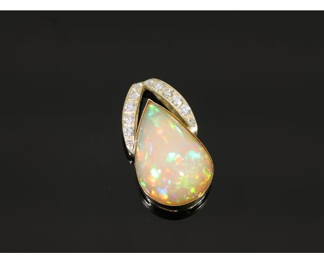 Anhänger: sehr dekorativer Opal/Brillant-Goldschmiedeanhänger, schöner Opal von ca. 21ct: Ca. 36 x 19mm, ca. 10,1g, 14K Gelbg