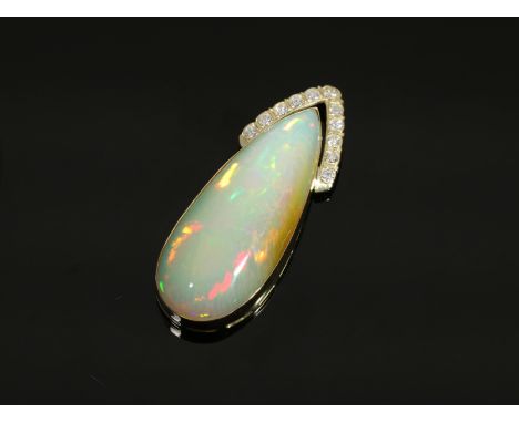 Anhänger: außergewöhnlich großer Opalanhänger mit Brillanten, sensationeller Opal von ca. 53ct: Ca. 62 x 24mm, ca. 22,5g, 14K