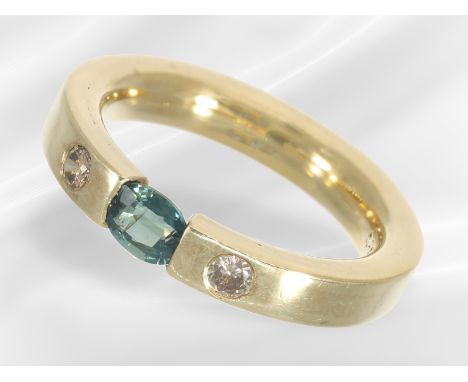 Ring: massiver und moderner Spannring mit einem Saphir und kleinen Brillanten: Ca. Ø17mm, RG53, ca. 7,7g, 14K Gelbgold, ca. 4