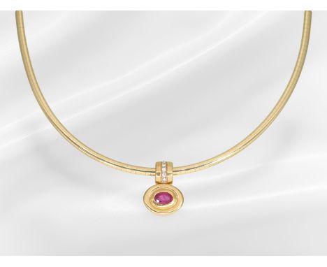 Kette/Collier: attraktiver vintage Omega-Halsreif mit Rubin/Brillant-Clip, Handarbeit aus 18K/14K Gelbgold: Ca. 43,5cm lang, 
