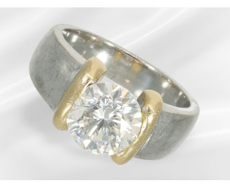 Ring: hochfeiner Brillant-Solitärring, ca. 2ct im oberen Qualitätsbereich: Ca. Ø 14,5mm, RG 46, ca. 7,3g, 18K Weißgold, moder