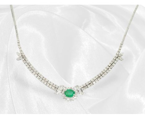 Kette: Fein gearbeitetes, elegantes vintage Smaragd/Brillant-Goldschmiedecollier, ca. 4ct, 18K Weißgold: Ca. 48cm lang, ca. 2