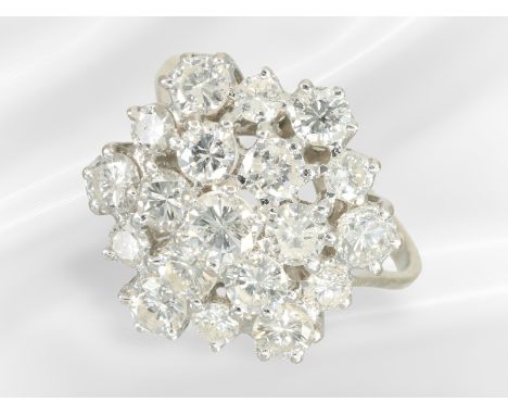 Ring: schöner vintage Blütenring mit reichem Brillantbesatz, ca. 2,5ct: Ca. Ø16mm, RG51, ca. 3,4g, 14K Weißgold, blütenförmig
