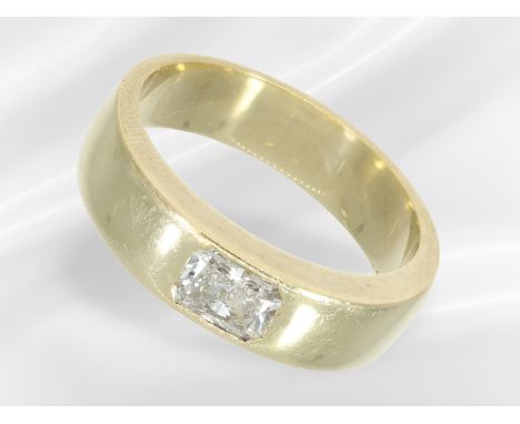 Ring: massiver Goldschmiedering mit feinem Diamant, Cushion-Schliff, ca. 0,6ct: Ca. Ø 17,5mm, RG 56, ca. 8,2g, 14K Gold, mass