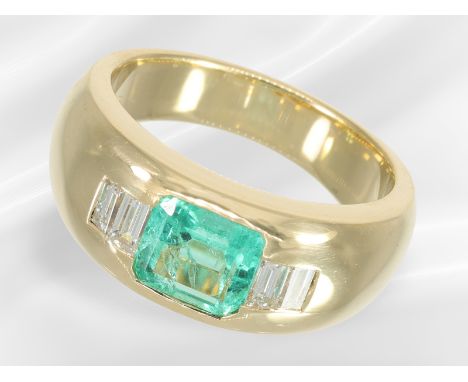 Ring: hochwertig und massiv gefertigter Bandring mit feinem Edelsteinbesatz, leuchtender Smaragd ca. 1,2ct: Ca. Ø17,5mm, RG55