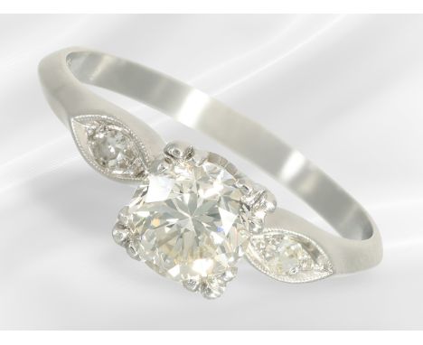 Ring: feiner Platinring mit einem Brillanten von ca. 0,8ct: Ca. Ø17,5mm, RG56, ca. 4,1g, feine Handarbeit, zentral der Brilla