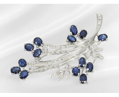 Brosche/Nadel: sehr dekorative vintage Saphir/Diamant-Blütenbrosche, 18K Weißgold: Ca. 55 x 34mm, ca. 9,4g, 18K Weißgold, rüc