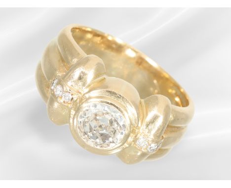 Ring: solide gefertigter vintage Diamantring, Altschliffdiamant von ca. 1ct: Ca. Ø19mm, RG60, ca. 14,2g, 18K Gold, mittig der