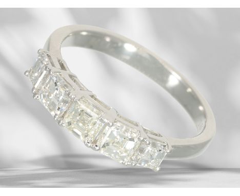 Ring: außergewöhnlicher Goldschmiedering mit 5 Asscher-Cut- Diamanten, 1,6ct: Ca. Ø 17,5mm, RG 55, ca. 3,4g, 18K Weißgold, 5 