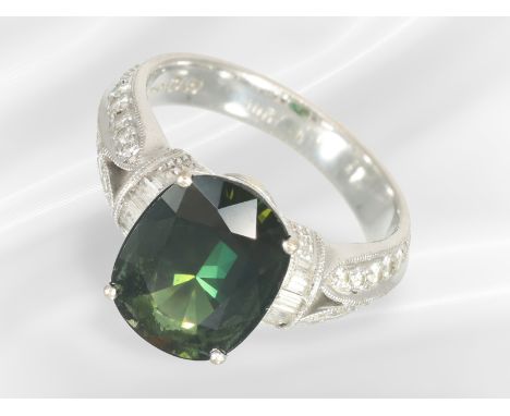 Ring: aufwendig gearbeiteter 18K Weißgoldring mit einem grünen Saphir von ca. 5,2ct: Ca. Ø18mm, RG58, ca. 18g, 18K Weißgold, 