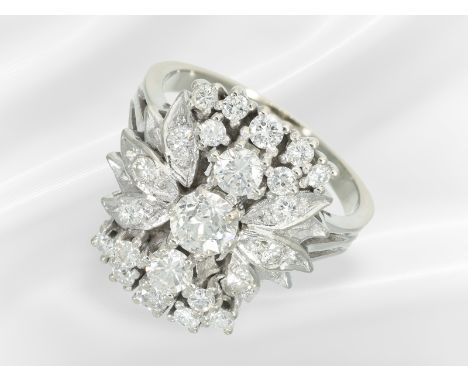 Attraktiver weißgoldener vintage Brillant-Blütenring, ca. 1,3ct: Ca. Ø17,5mm, RG55, ca. 7,5g, 14K Weißgold, Ringkopf ca. 18 x