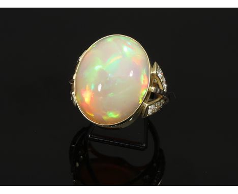 Ring: äußerst dekorativer, hochwertiger Goldschmiedering mit großem Opal und Brillantbesatz: Ca. Ø18,5mm, RG58, ca. 13,1g, 14