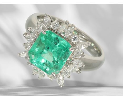 Ring: hochwertiger Platinring mit großem, hochfeinen Smaragd und Marquise- Diamanten: Ca. Ø 17mm, RG 53, ca. 10g, solide Hand