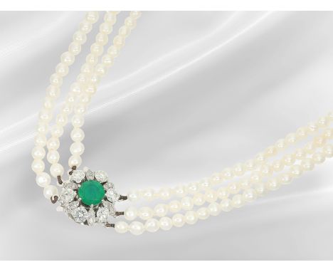 Kette/Collier: sehr schöne mehrreihige Perlenkette mit hochwertiger Smaragd/Brillant-Schließe: Ca. 41cm lang, ca. 26,4g, Schl