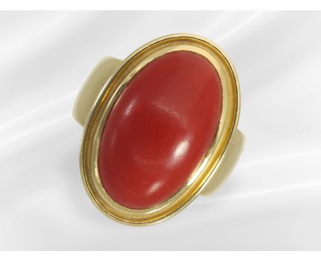 Ring: ausgesprochen schöner und massiver Korallenring, feine Koralle von ca. 14ct: Ca. Ø19,5mm, RG61, ca. 16g, 18K Gold, Ring