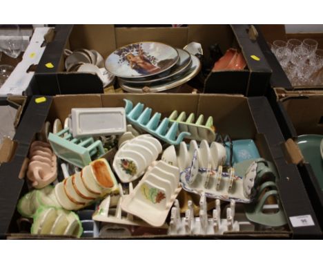 A TRAY OF CERAMIC TOAST RACKS TOGETHER WITH A TRAY OF ASSORTED CERAMICS