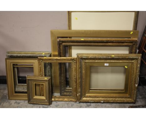A COLLECTION OF ANTIQUE AND VINTAGE GILT PICTURE FRAMES OF ASSORTED SIZES 