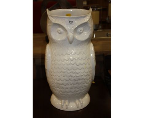 A LARGE WHITE CERAMIC STICK STAND IN THE FORM OF AN OWL H-48 CM