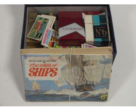A COLLECTION OF VINTAGE CIGARETTE CARDS BOTH LOOSE AND IN ALBUMS 