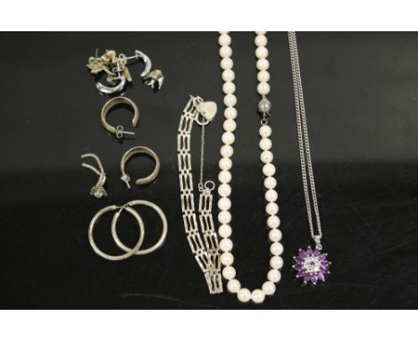 A BAG OF ASSORTED JEWELLERY TO INCLUDE A CULTURED PEARL NECKLACE, SILVER JEWELLERY ETC