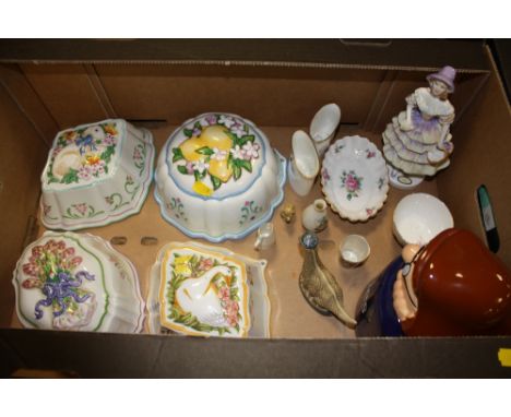 A TRAY OF CERAMICS TO INCLUDE WADE TETLEY TEA, FRANKLIN MINT JELLY MOLDS