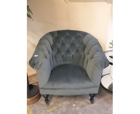 A MODERN UPHOLSTERED BUTTON BACK TUB CHAIR