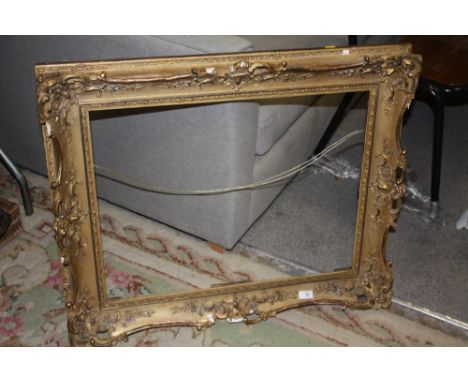 AN ORNATE VINTAGE GILT PICTURE FRAME 