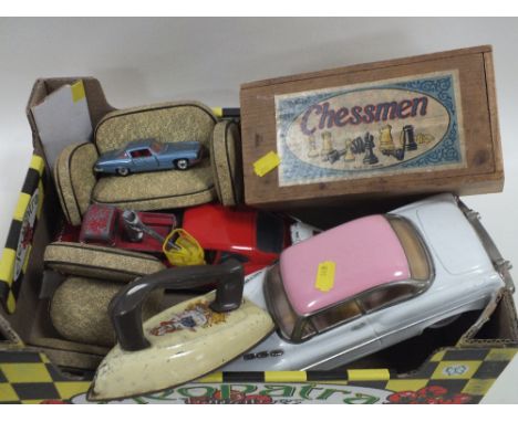 A BOX OF VINTAGE AND MODERN TOYS TO INCLUDE TOY CARS