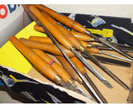 A TRAY OF VINTAGE STORMONT CHISELS
