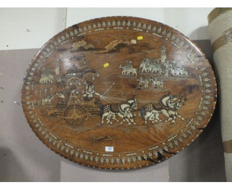 AN EASTERN HARDWOOD INLAID OVAL PANEL W-96 CM