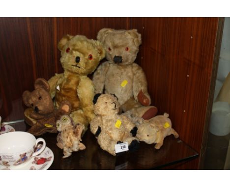 A COLLECTION OF PLAY WORN VINTAGE TEDDY BEARS AND SOFT TOYS