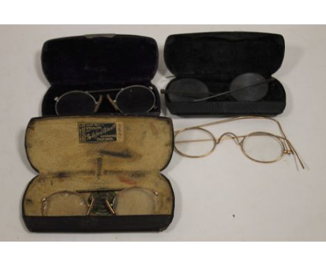 A COLLECTION OF ANTIQUE AND VINTAGE SPECTACLES 