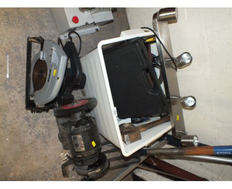A BOX OF TOOLS ETC TO INCLUDE A CIRCULAR SAW, BENCH GRINDER ETC