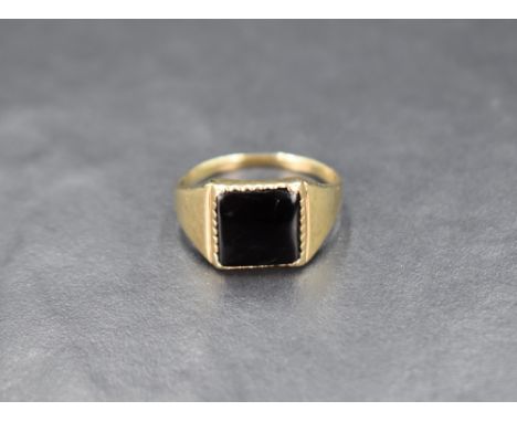 A gent's 9ct gold signet ring having black onyx square panel, size U &amp; approx 2.9g