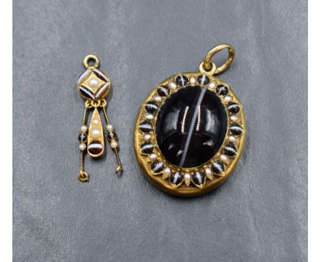 A Victorian gold hair locket having a banded agate cabochon to front within a surround of split pearls and small banded agate