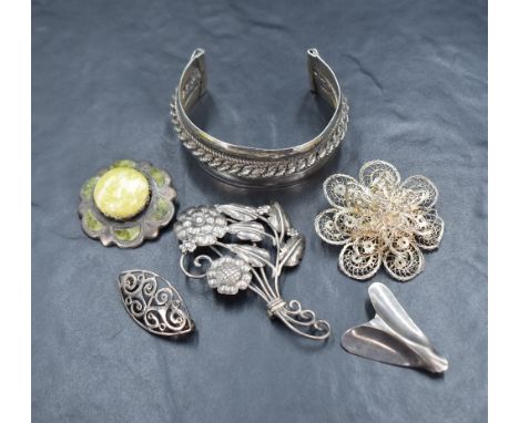 A small selection of white metal brooches including Scottish silver freen agate, filligree, Danish modernist etc and a white 