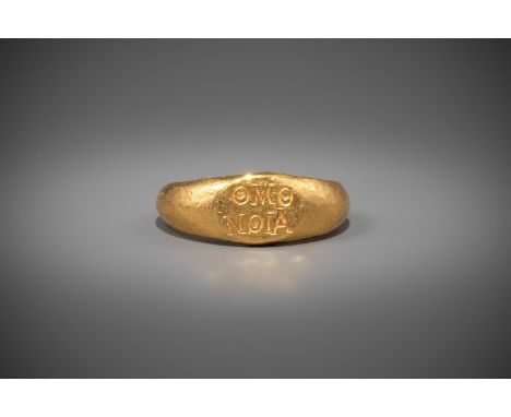 AN ANCIENT HIGH CARAT GOLD ROMAN WEDDING RING The broad band engraved with inscription 'OMO NOIA' which translates as 'Harmon