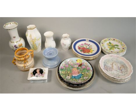 A collection of ceramics to include - Wedgewood collector plates (boxed) Franklin Mint collector plates, a Sadler teapot, Ayn