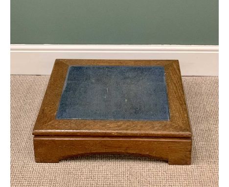 EARLY 20TH CENTURY OAK PLINTH STAND / LECTERN STEP UP, 15cms H, 61 x 61cms square