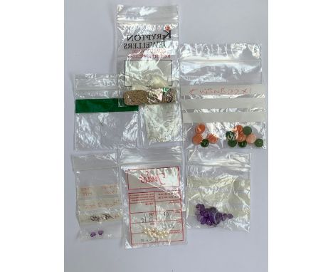 A small lot of loose gems to include amethysts, opals, coral, diamond chips and nephrite jade 