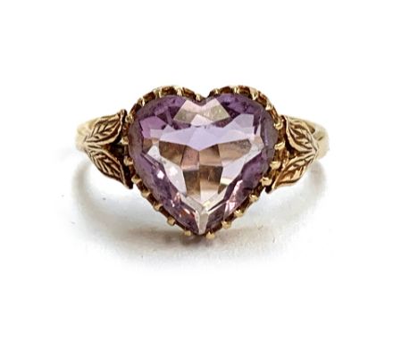 A 9ct gold ring set with a heart shaped amethyst, size O 1/2, 2.4g 