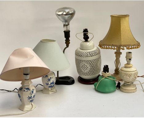 A mixed lot of table lamps, to include a small pair of blue and white ceramic lamps; pierced ceramic lamp; Art Deco green lam